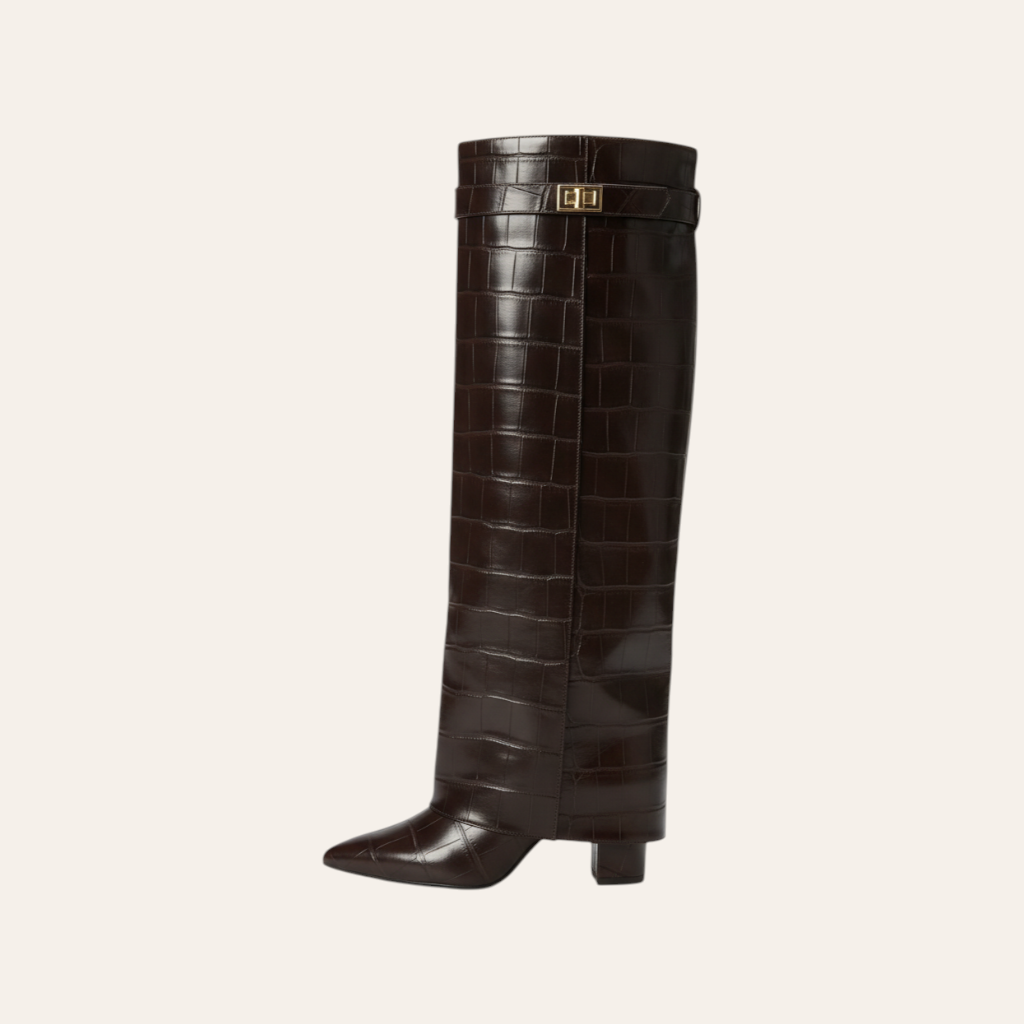So and Ro - shoes and more - Saphira hoge donkerbruine dameslaarzen met croco lederlook, spitse neus en blokhak.