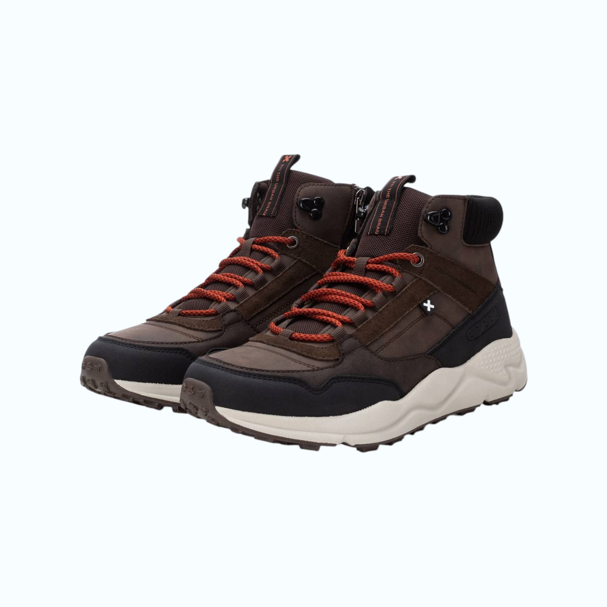 So and Ro - shoes and more - XTI Hans bruine heren hikers met oranje veters en een stevige beige zool