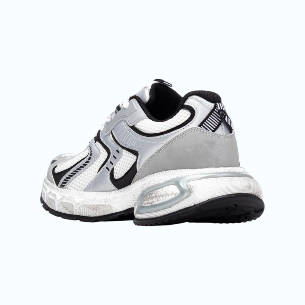 So and Ro - shoes and more - XTI Kees herensneakers in wit en zilver met mesh details en robuuste zool