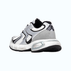 So and Ro - shoes and more - XTI Kees herensneakers in wit en zilver met mesh details en robuuste zool