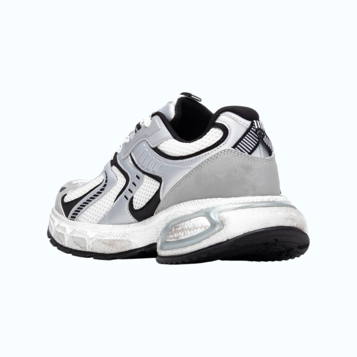 So and Ro - shoes and more - XTI Kees herensneakers in wit en zilver met mesh details en robuuste zool