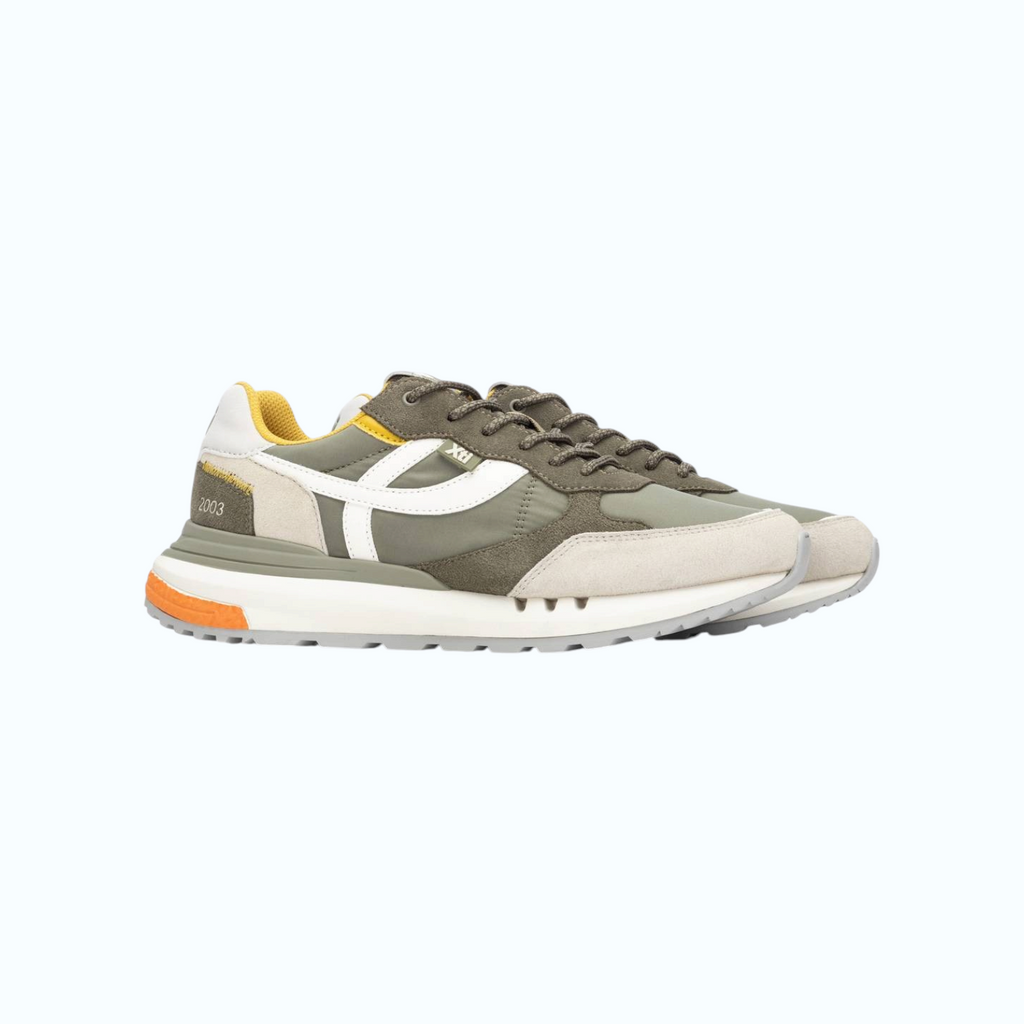 So and Ro - shoes and more - XTI Lars sneakers in kaki met suède details, witte accenten en een sportieve zool.