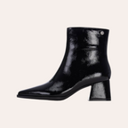So and Ro - shoes and more - XTI Cenna zwarte enkellaarsjes met glanzende laklook, puntige neus en blokhak