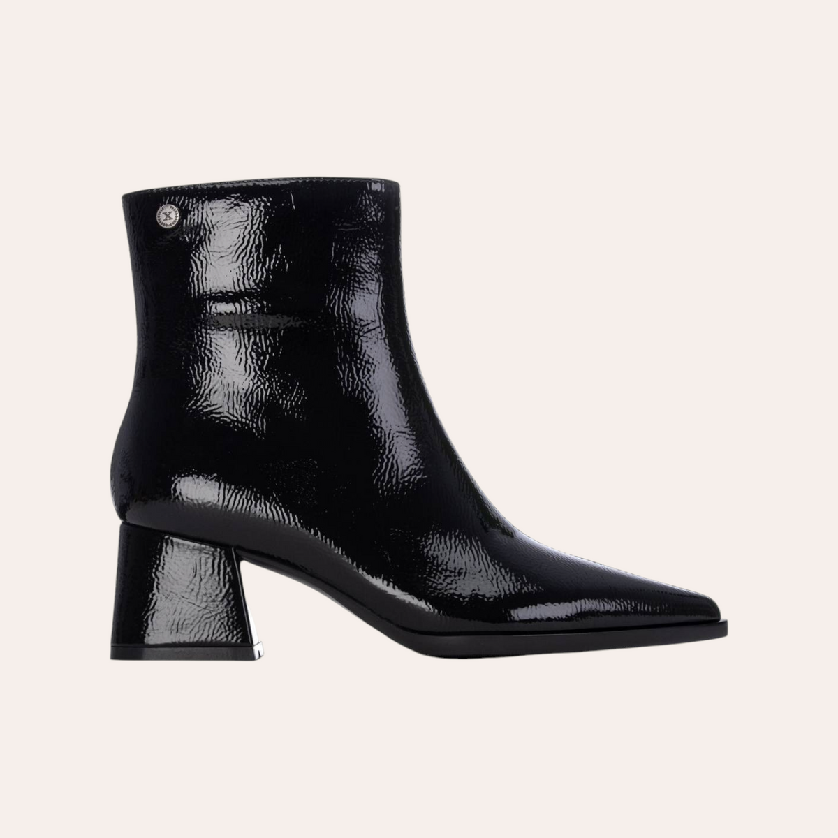 So and Ro - shoes and more - XTI Cenna zwarte enkellaarsjes met glanzende laklook, puntige neus en blokhak.