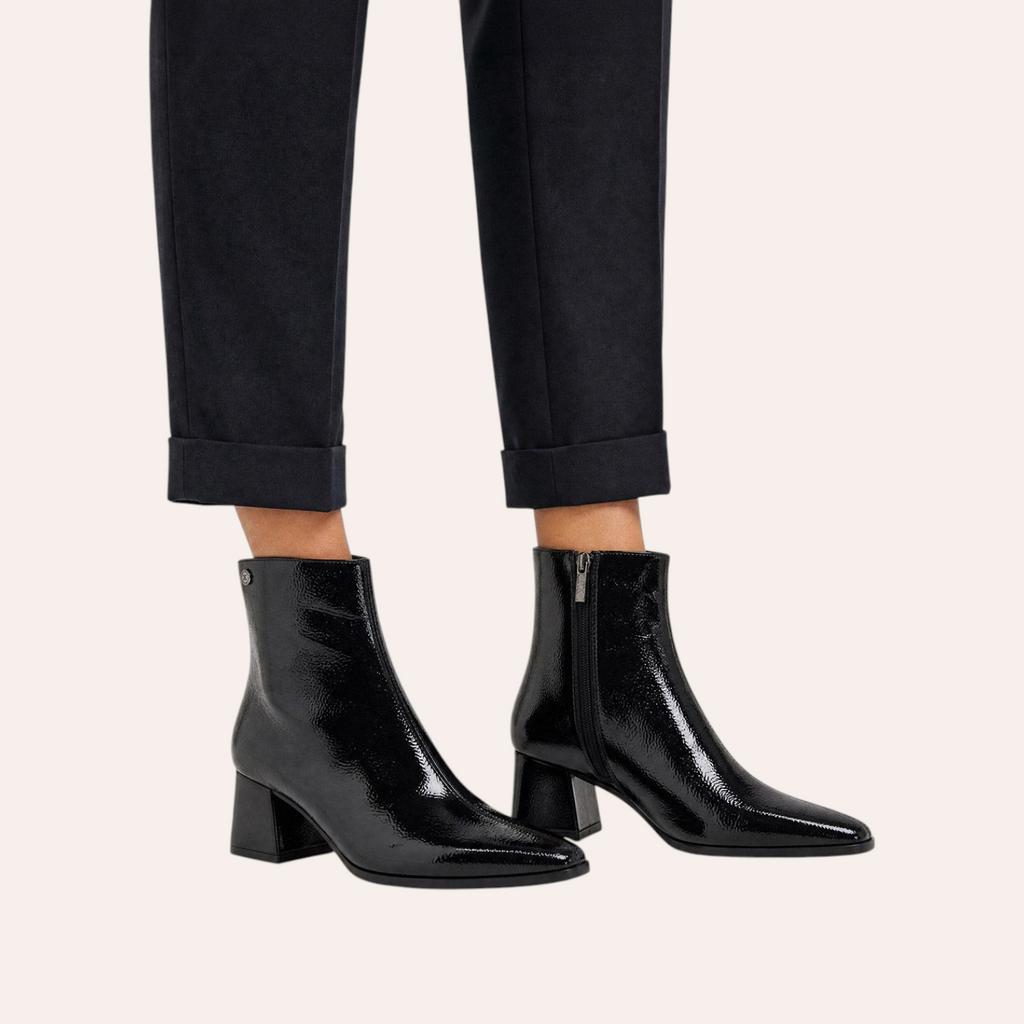 So and Ro - shoes and more - XTI Cenna zwarte enkellaarsjes met laklook, puntige neus en blokhak
