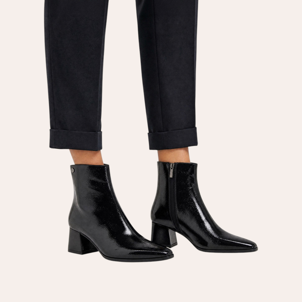 So and Ro - shoes and more - XTI Cenna zwarte enkellaarsjes met laklook, puntige neus en blokhak