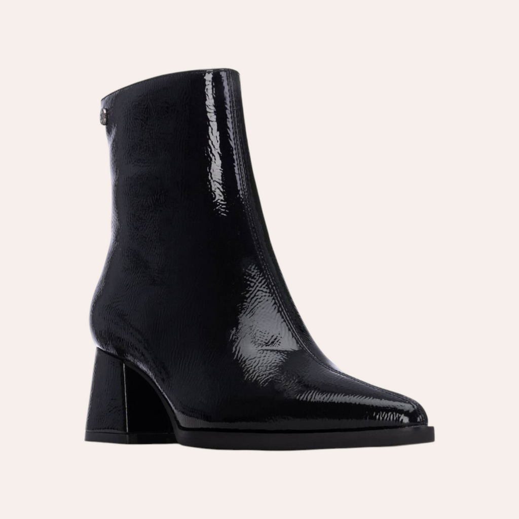 So and Ro - shoes and more - XTI Cenna zwarte enkellaarsjes met laklook, kreukstructuur, puntige neus en blokhak.