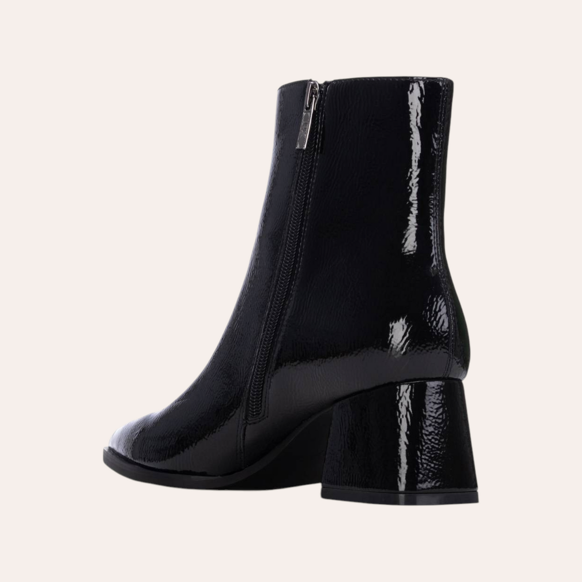 So and Ro - shoes and more - XTI Cenna zwarte enkellaarsjes met laklook, kreukstructuur en blokhak