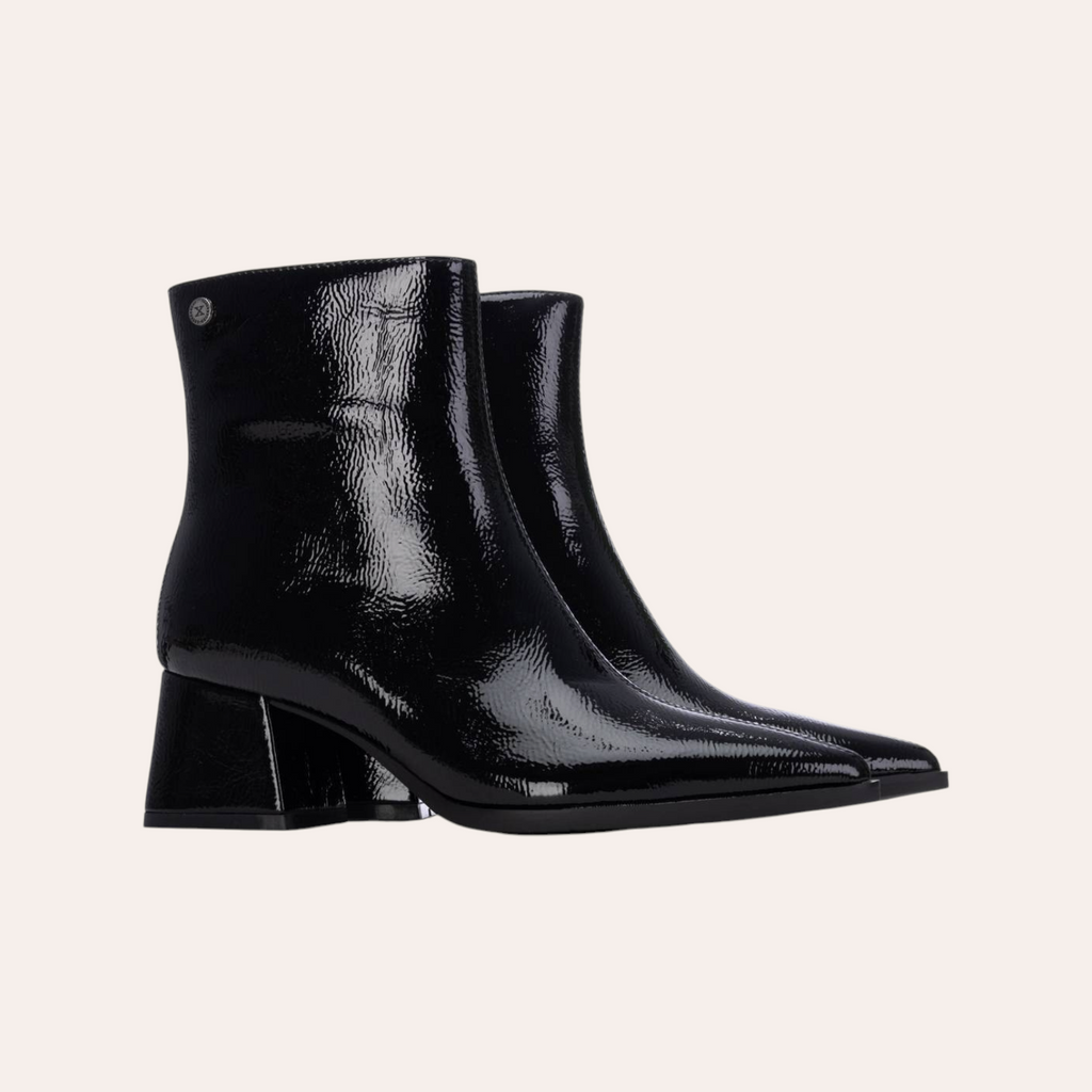 So and Ro - shoes and more - XTI Cenna zwarte enkellaarsjes met glanzende laklook, kreukstructuur en blokhak