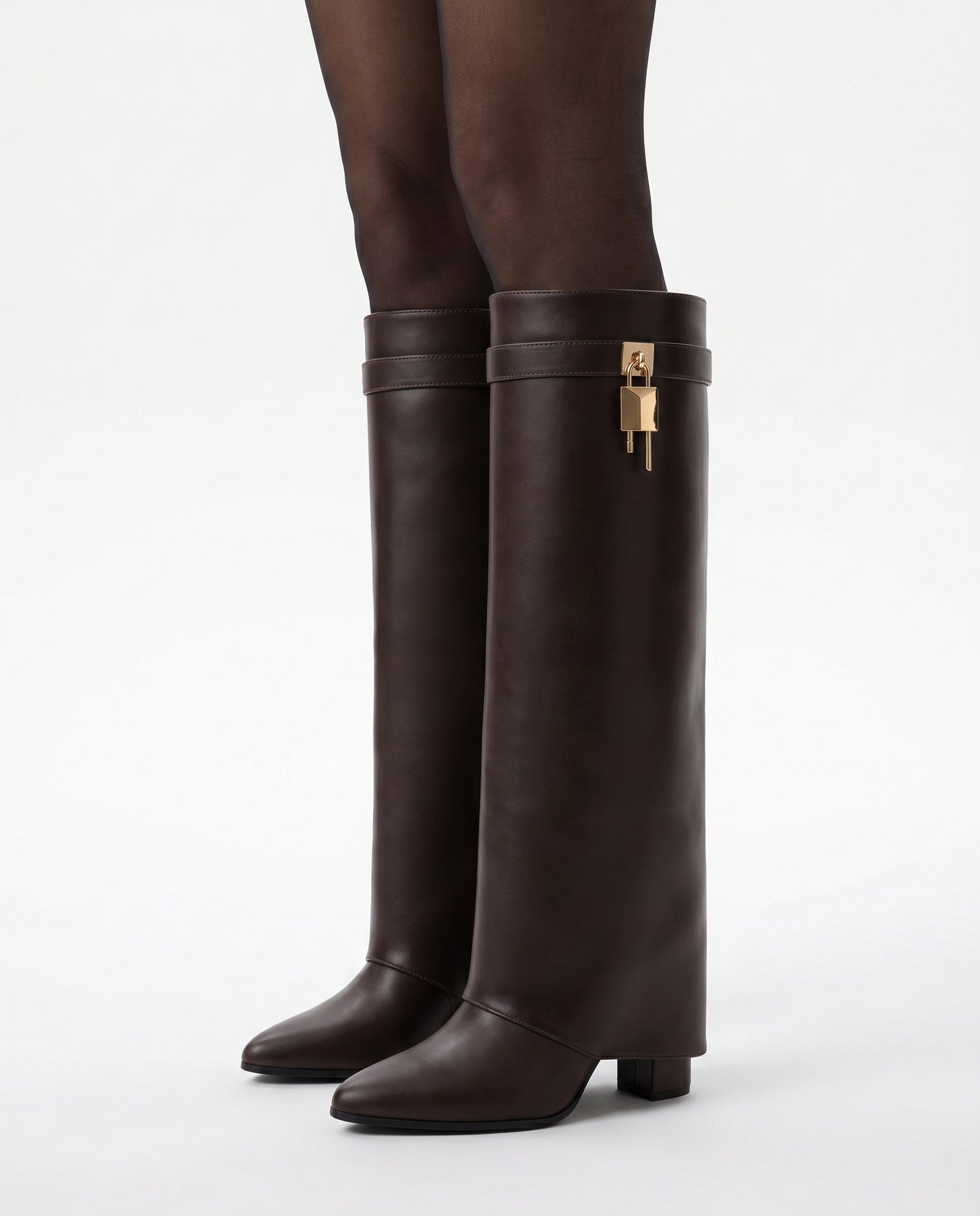 Fold Over Knee High Boot – Donkerbruin met Gouden  – model studio