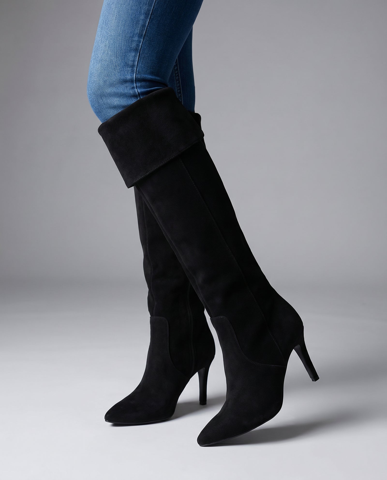 Fold Over Knee High Boots – Zwart Suède Look met S – model studio