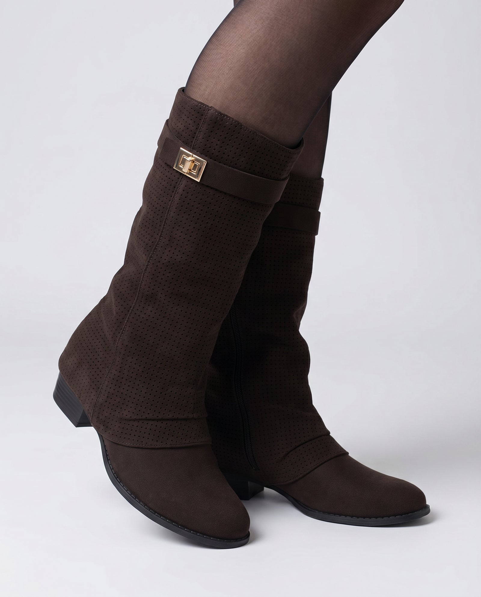 Perforated Buckle Strap Boot – Zwart Suède Look |  – model studio