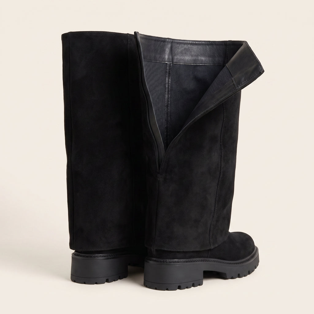 Tall Suede Slit Boot – Zwart | Stoere Hoge Laarzen – achterkant