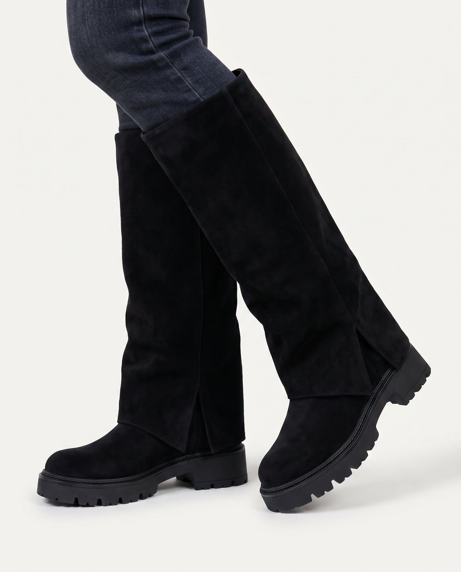 Tall Suede Slit Boot – Zwart | Stoere Hoge Laarzen – model studio