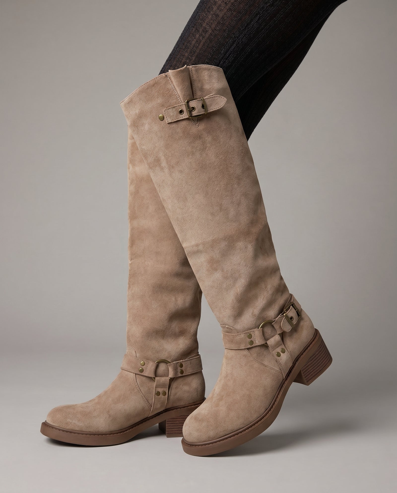 Suede Knee High Boots met Gesp – Beige | Western L – model studio
