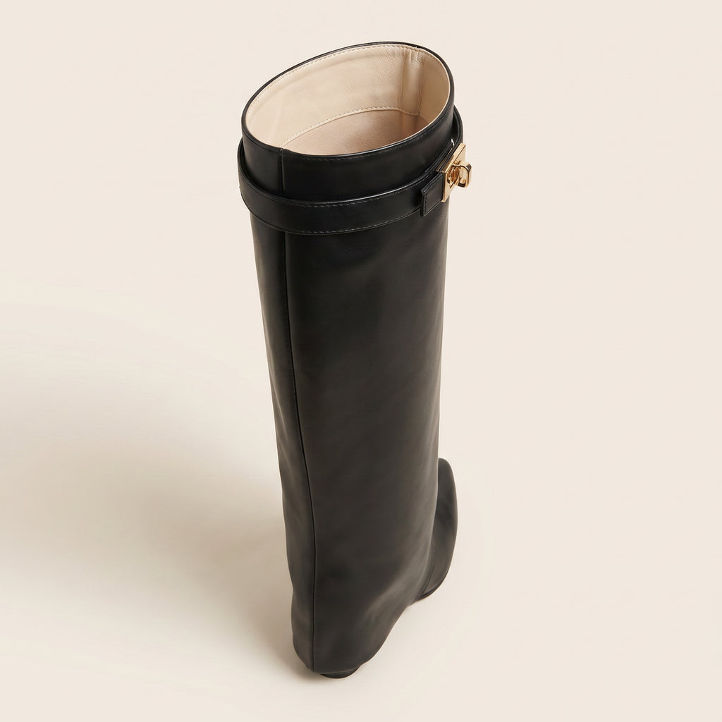 Zwarte leder look laars met omslag en gouden detai – achterkant