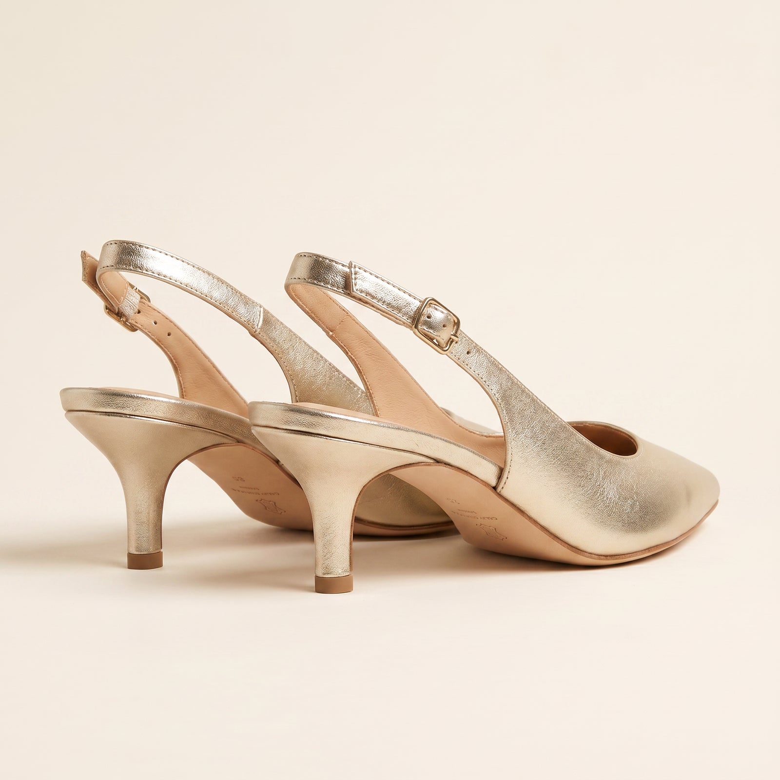 Pointed Toe Slingback Kitten Heel – achterkant