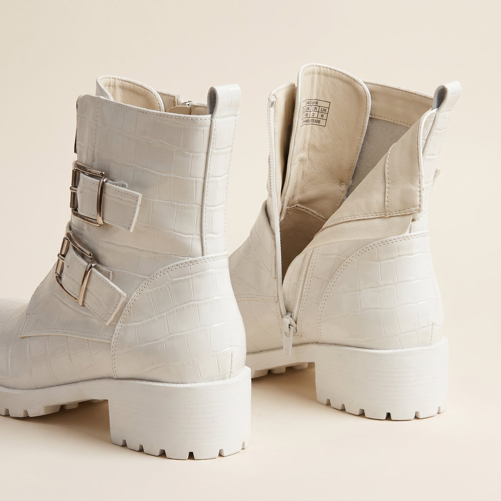 Witte Combat Boots Dames – Croco Effect met Gesp | – achterkant