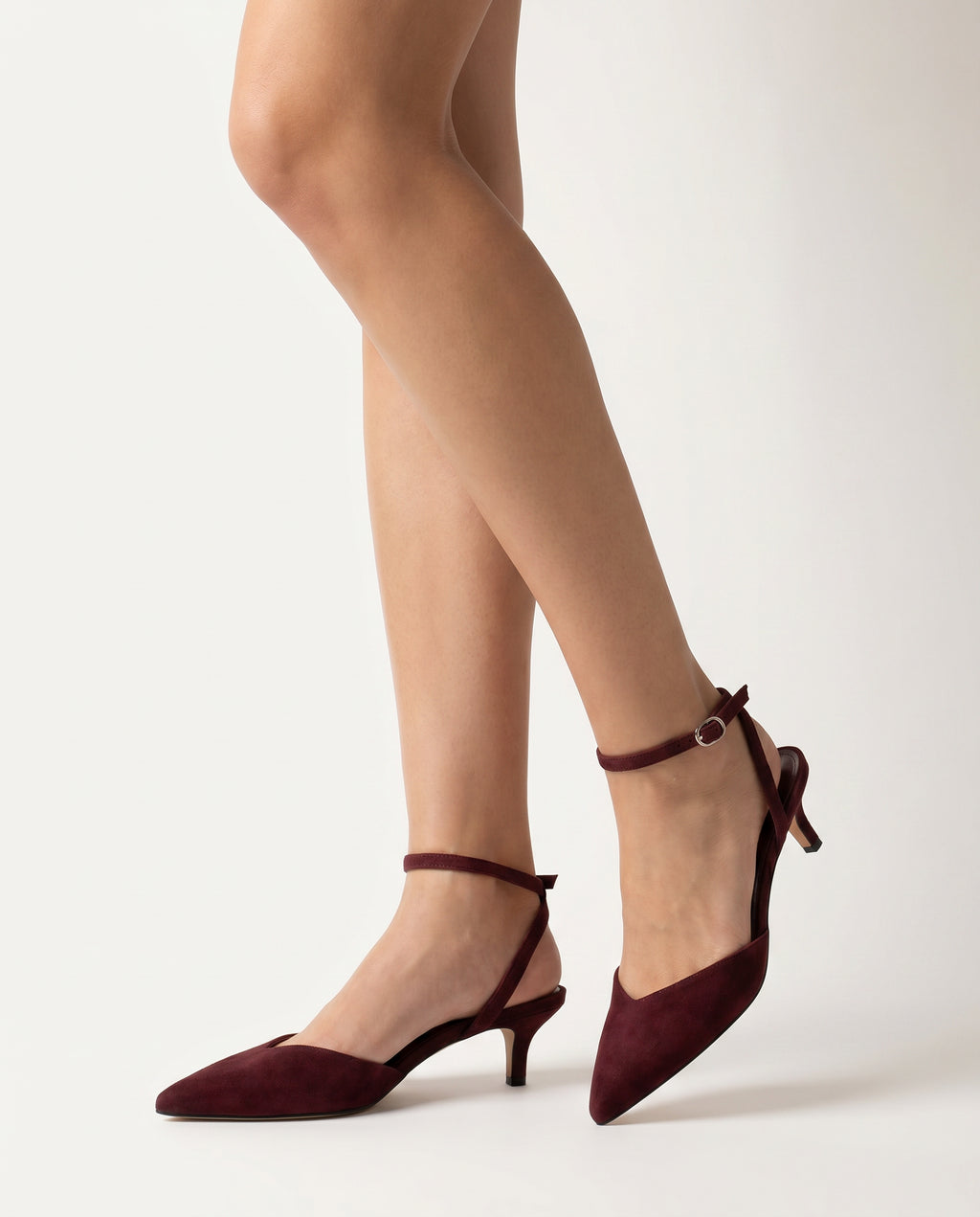 Pointed Toe Kitten Heel Slingback – model studio