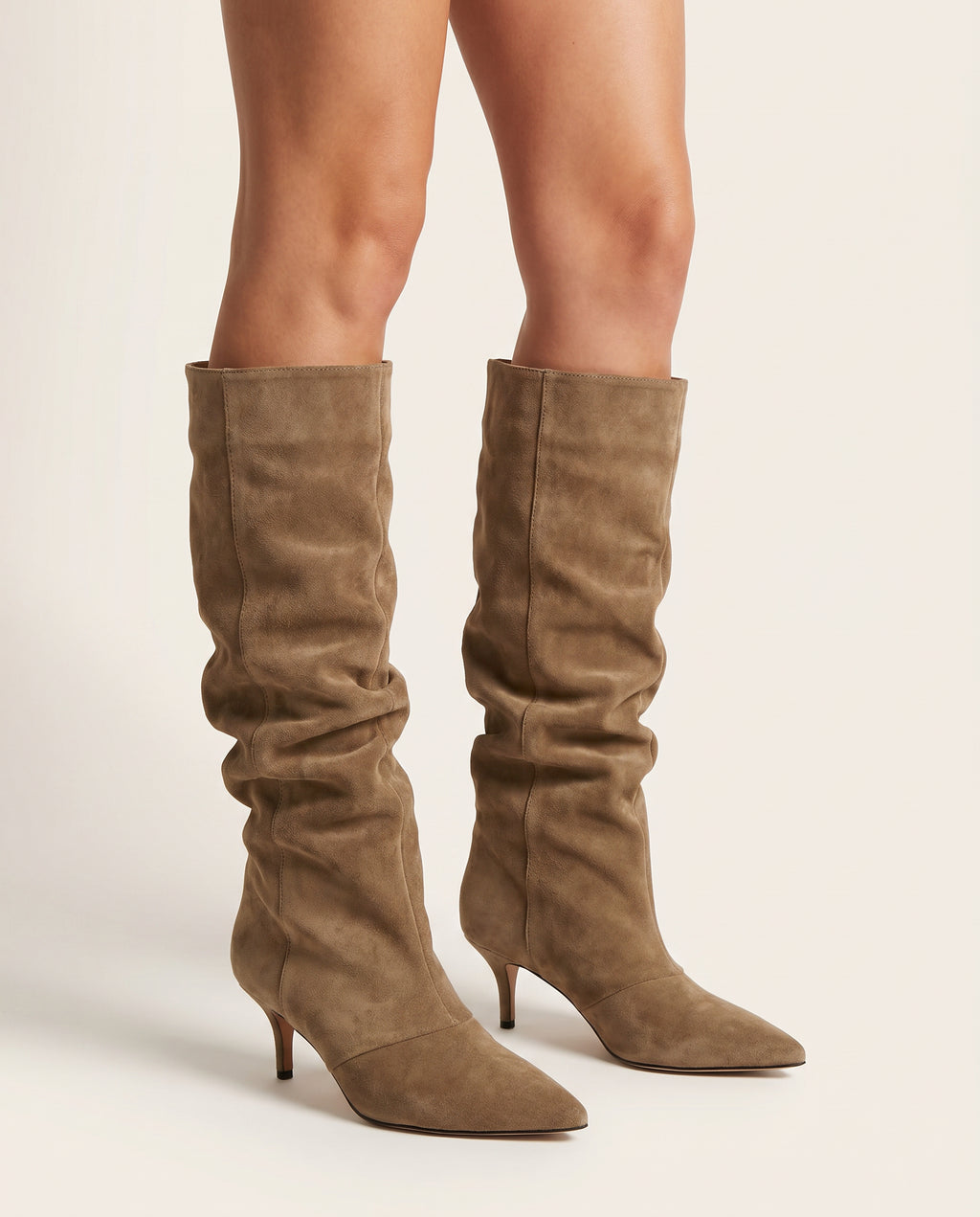Slouch Kitten Heel Laarzen – Khaki Suède – model studio