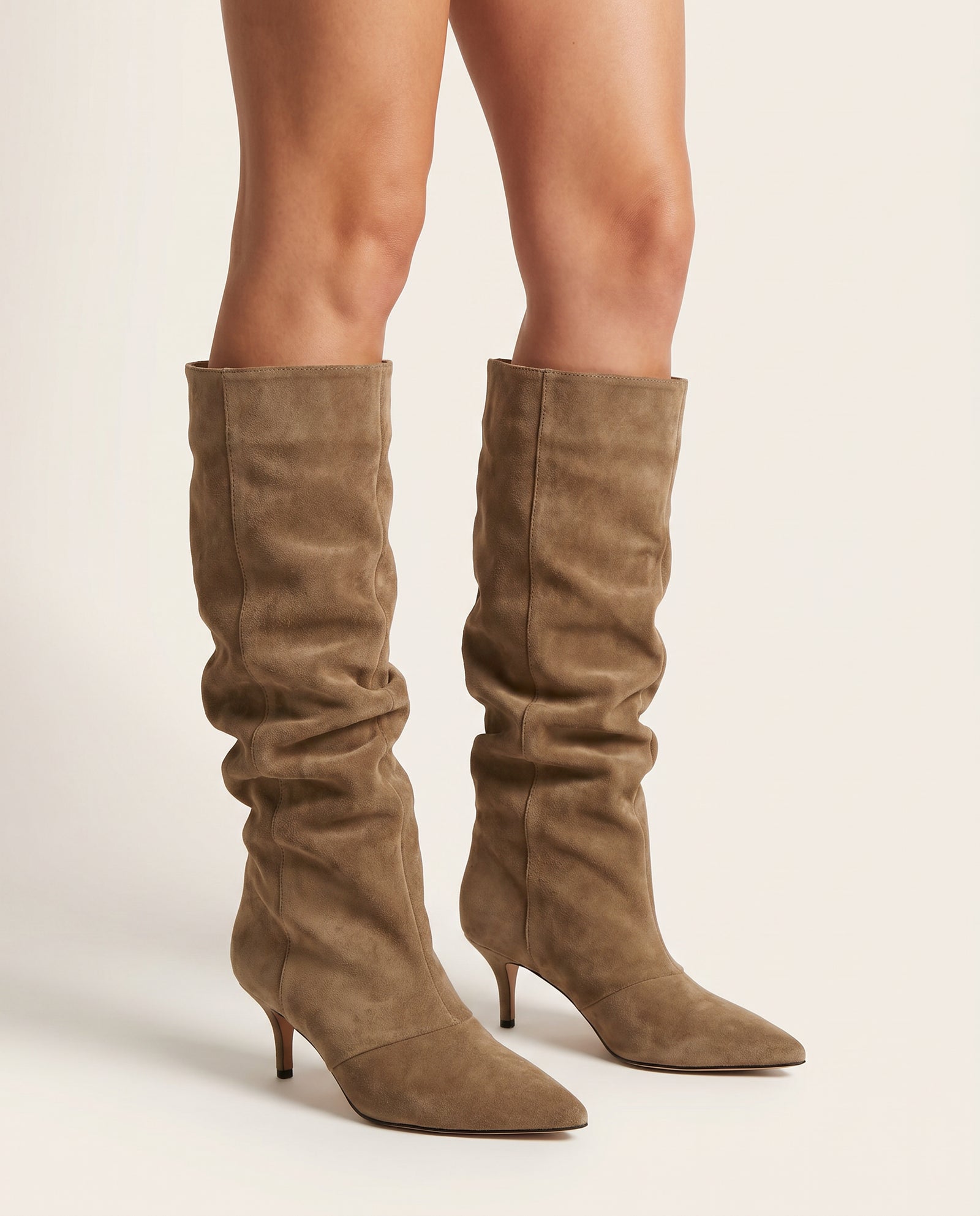 Slouch Kitten Heel Laarzen – Khaki Suède – model studio