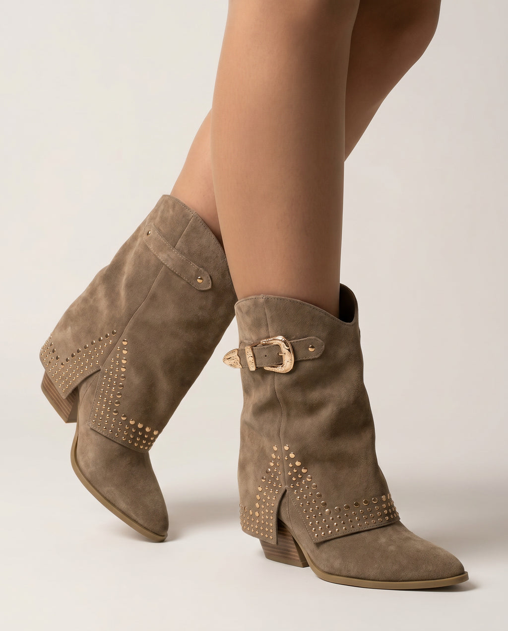 Fold-Over Boots Khaki – Studs & Western Gesp – model studio