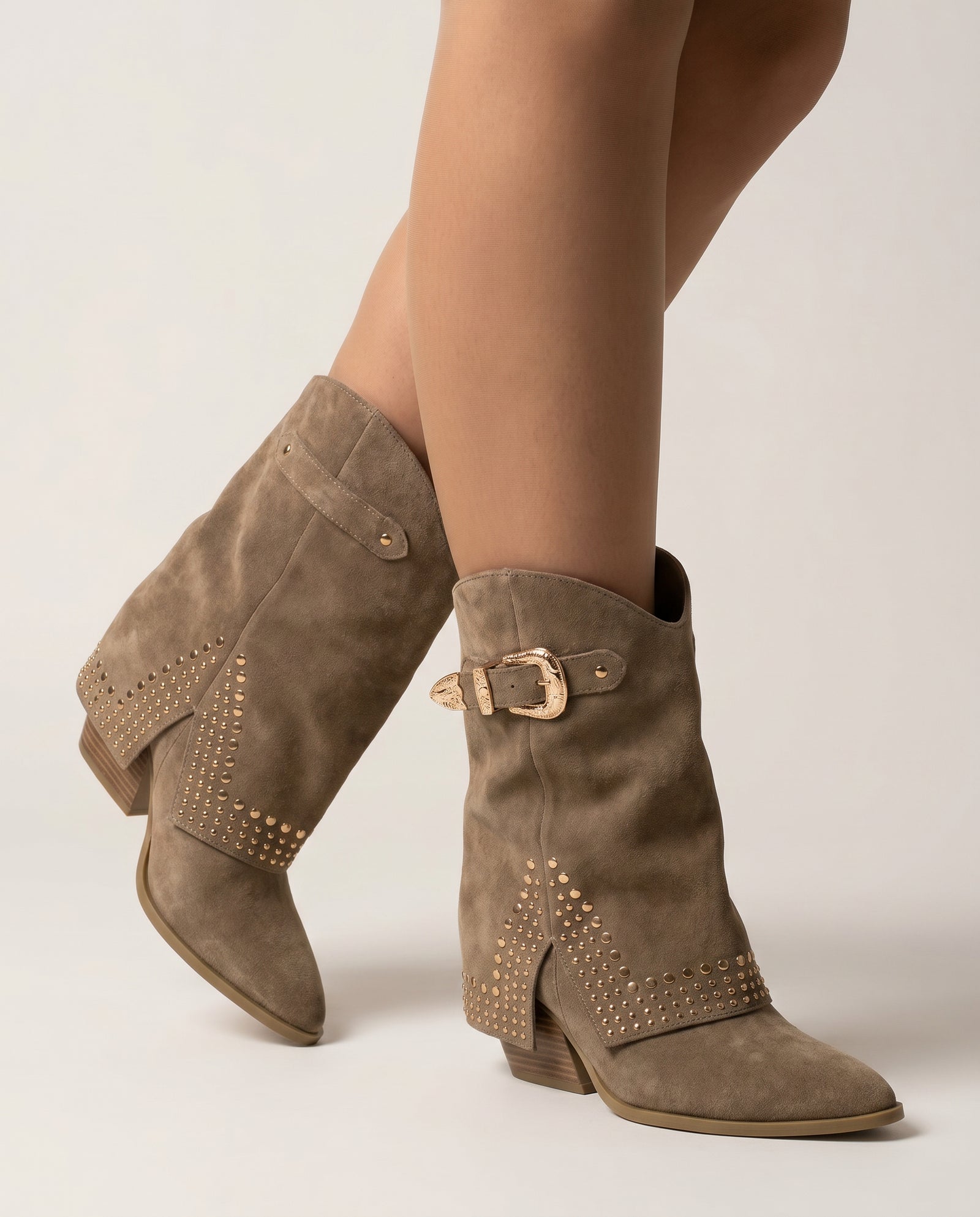 Fold-Over Boots Khaki – Studs & Western Gesp – model studio