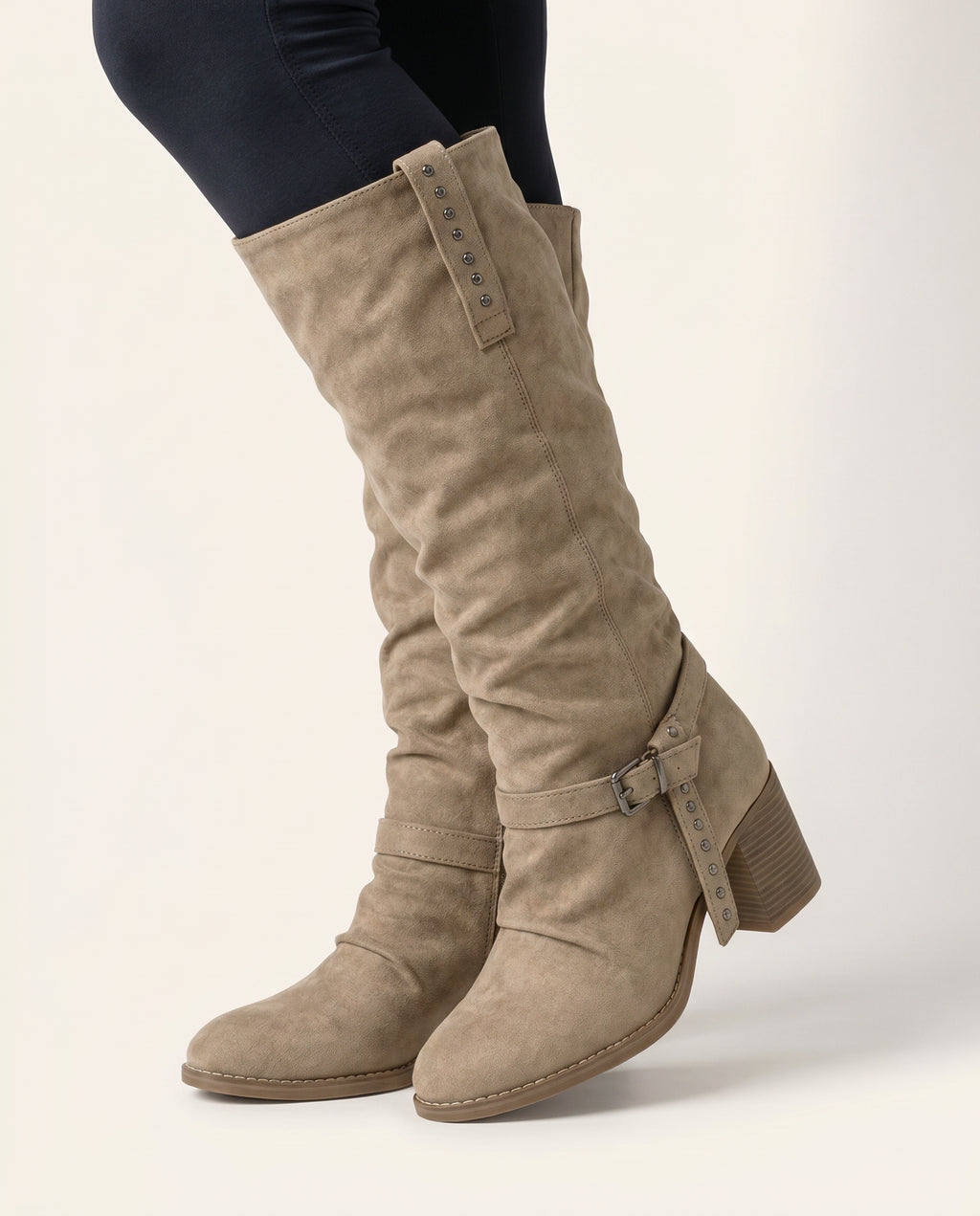 Boho Buckle Boot – Kniehoog met Hak – model studio