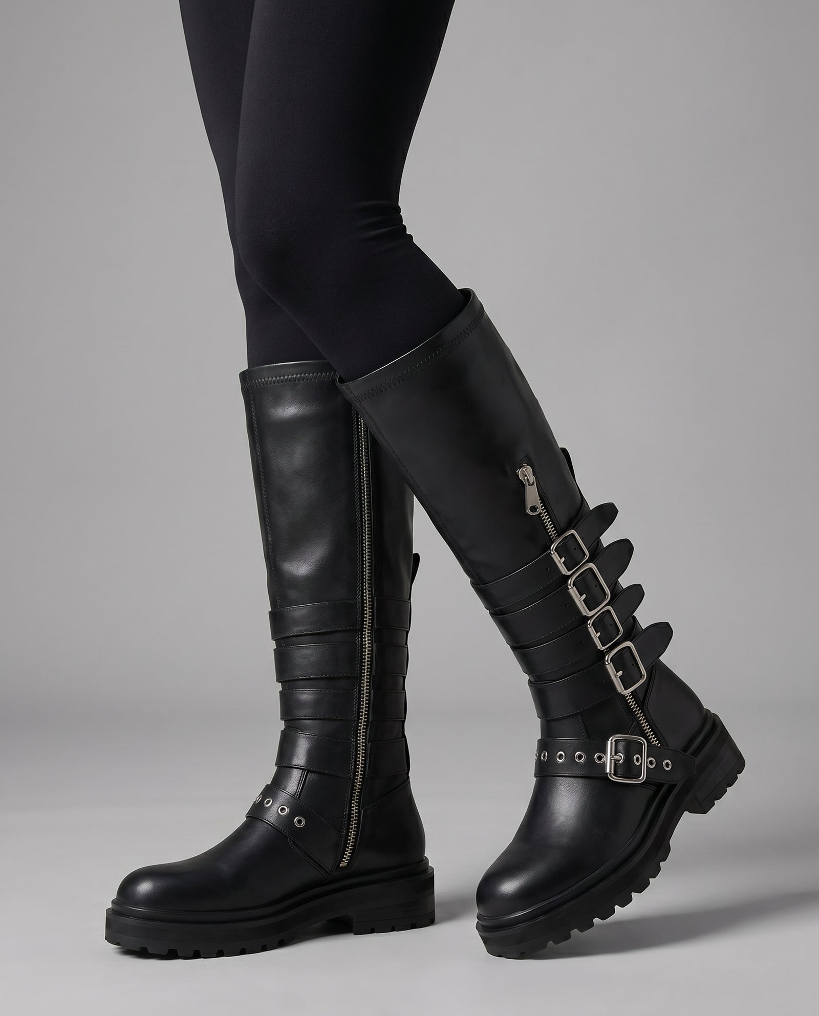 Celine Boot – Kniehoog Multi-Buckle – model studio