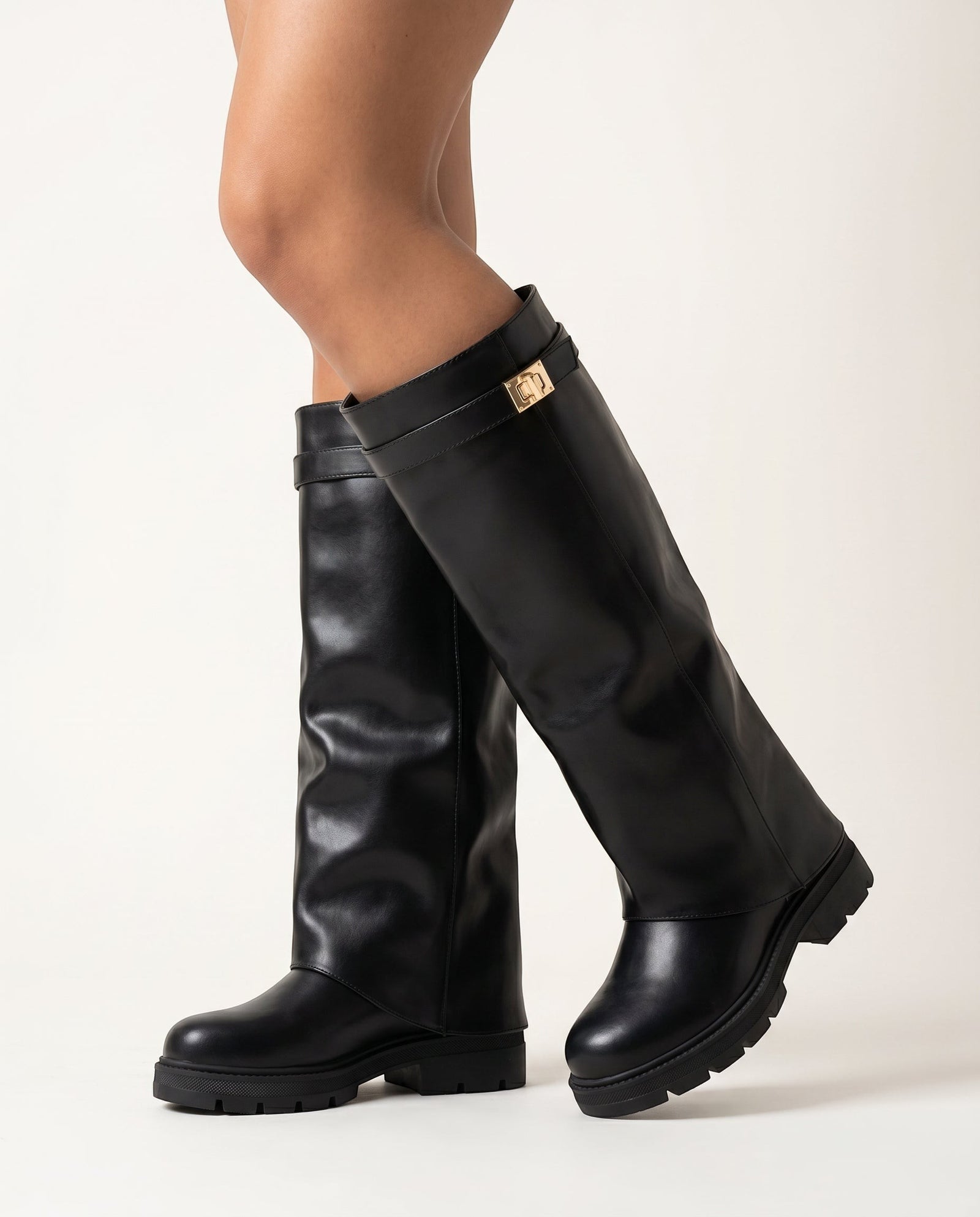 Soof Boot – Zwart PU-leer – model studio