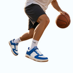 So and Ro - shoes and more - Teddy Smith Bernard herensneakers in wit en blauw met veters tijdens het basketballen