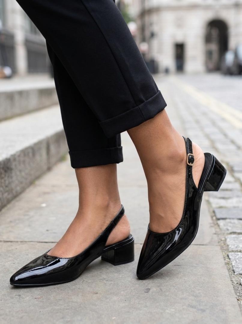 Beate zwarte laklook slingback pump met spitse neus en lage blokhak