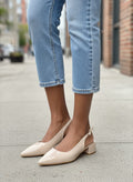 Beate beige laklook slingback pump met spitse neus en lage blokhak