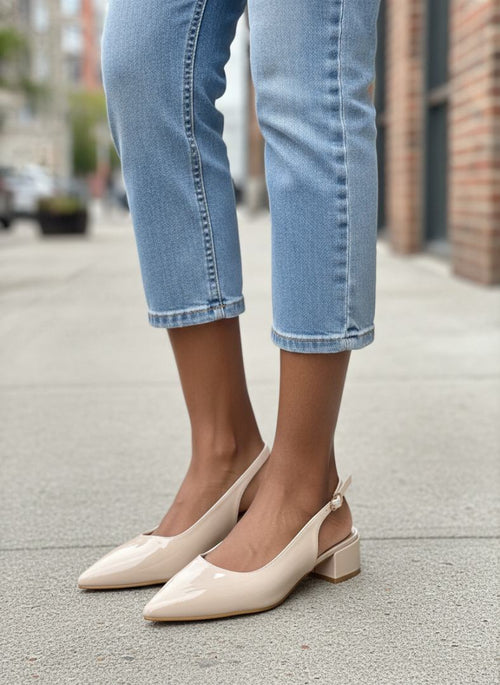 Beate beige laklook slingback pump met spitse neus en lage blokhak