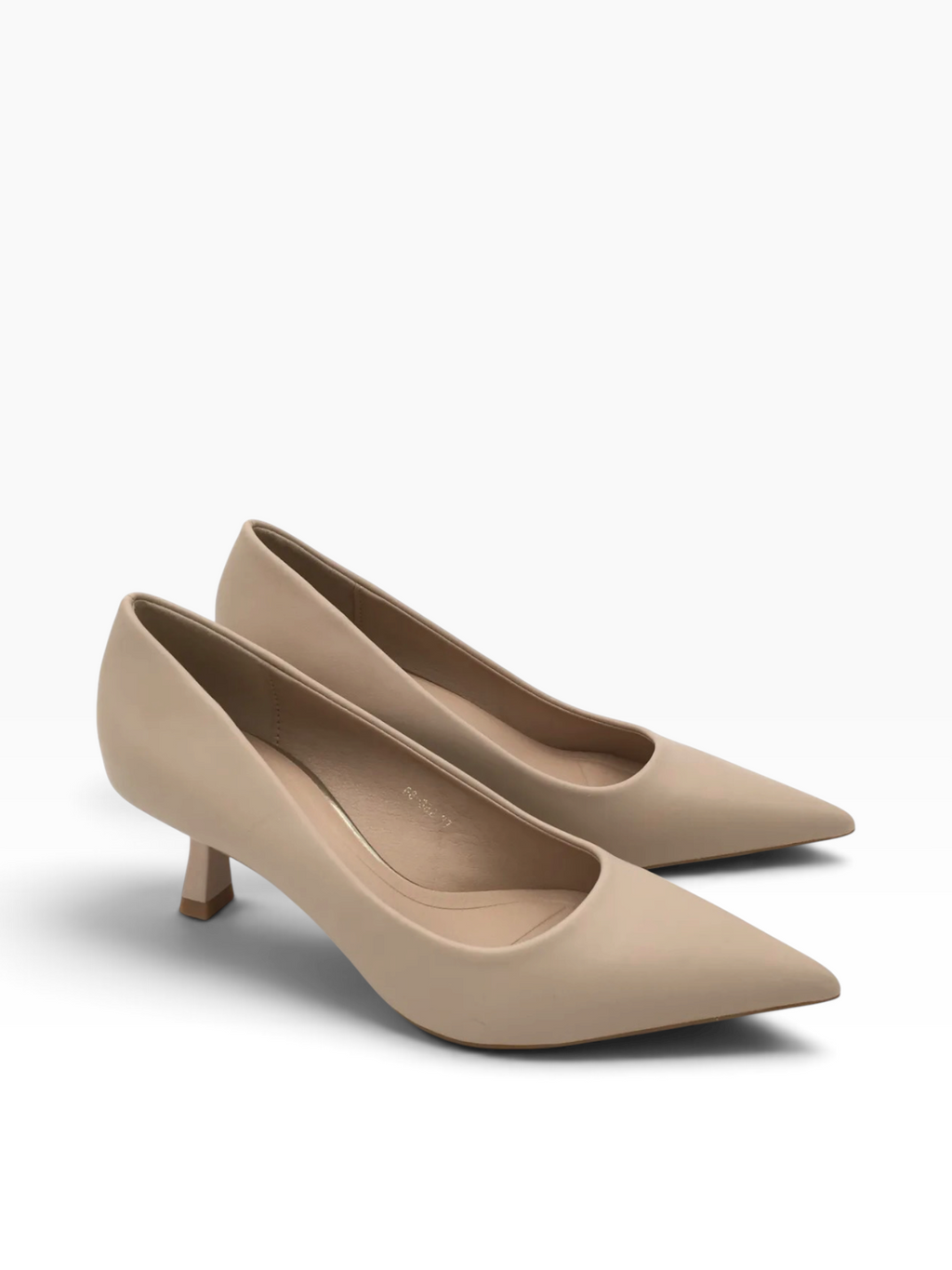 Bernadine beige lederlook pumps met spitse neus en elegante lage kittenheel