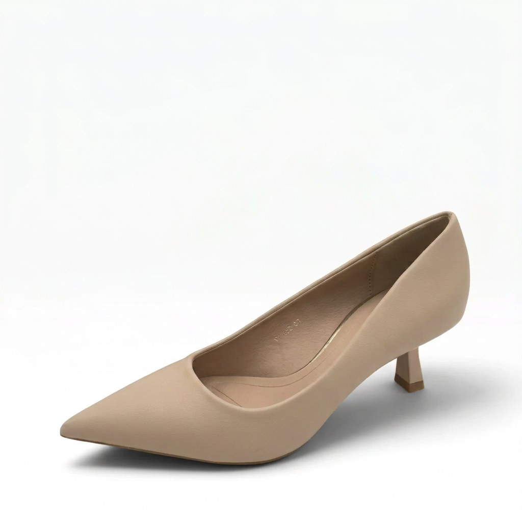 Bernadine beige lederlook pumps met spitse neus en elegante lage kittenheel