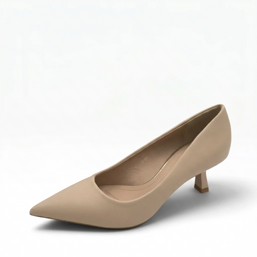 Bernadine beige lederlook pumps met spitse neus en elegante lage kittenheel