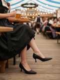 Bernadine zwart lederlook pump met lage kittenheel gedragen tijdens Oktoberfest