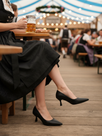 Bernadine zwart lederlook pump met lage kittenheel gedragen tijdens Oktoberfest