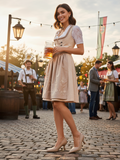 Bernadine beige lederlook pump met lage kittenheel gedragen bij een Dirndl
