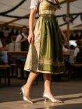 Bernadine goud lak pump met lage kittenheel gedragen bij een Oktoberfest Dirndl
