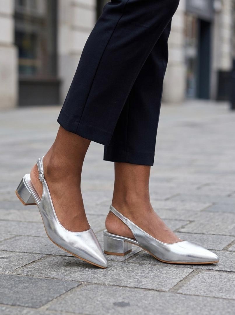 Beate zilveren metallic slingback pump met spitse neus en lage blokhak