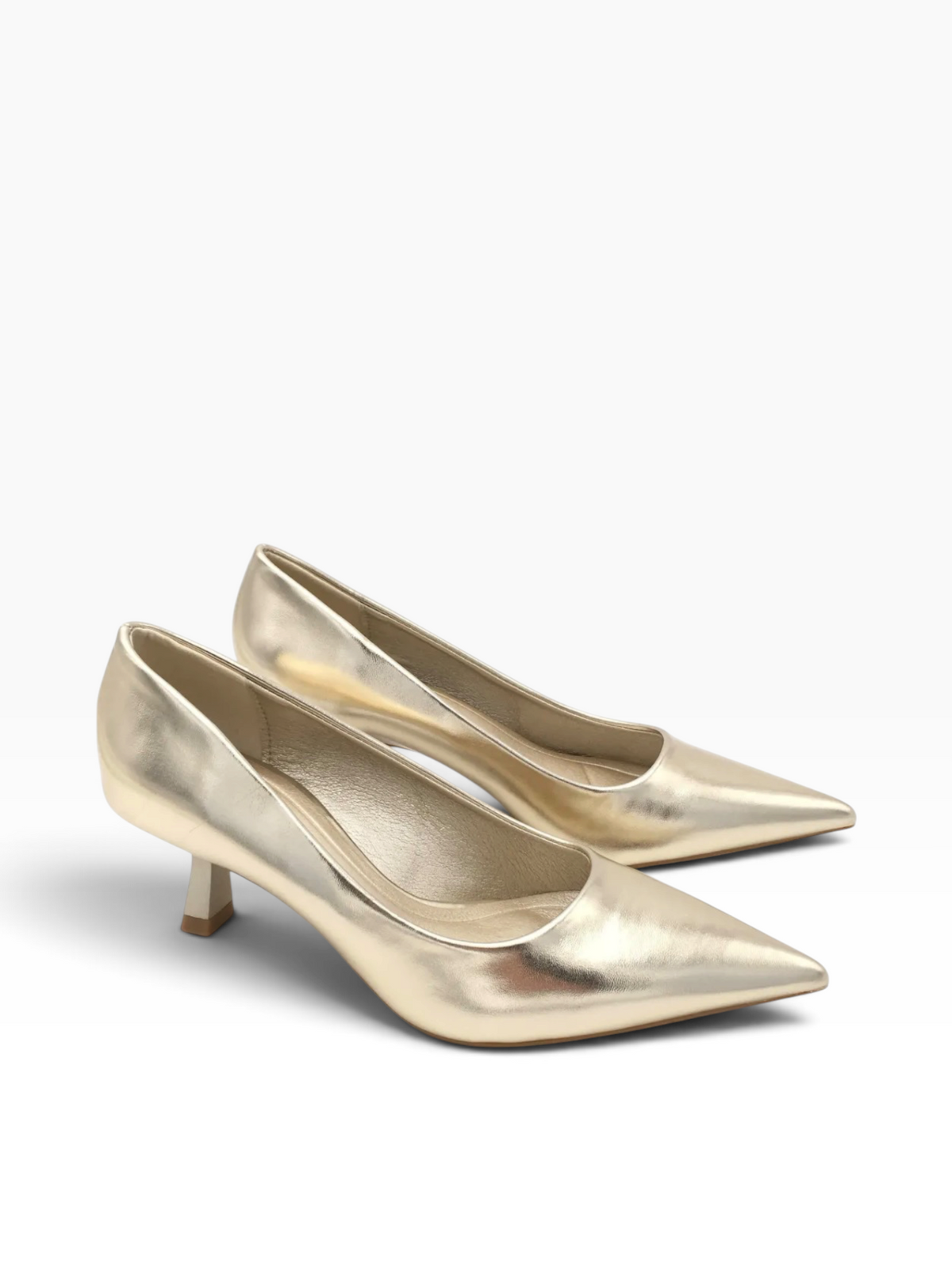 Bernadine goud lak pumps met spitse neus en elegante lage kittenheel