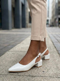 Beate witte laklook slingback pump met spitse neus en lage blokhak