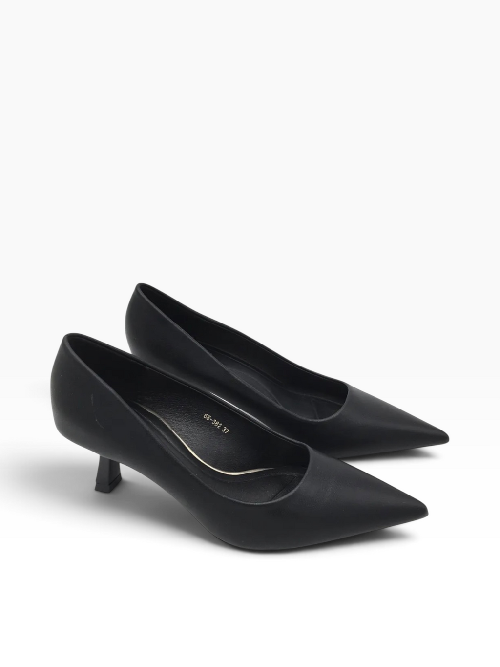 Bernadine zwarte lederlook pumps met spitse neus en elegante kittenheel