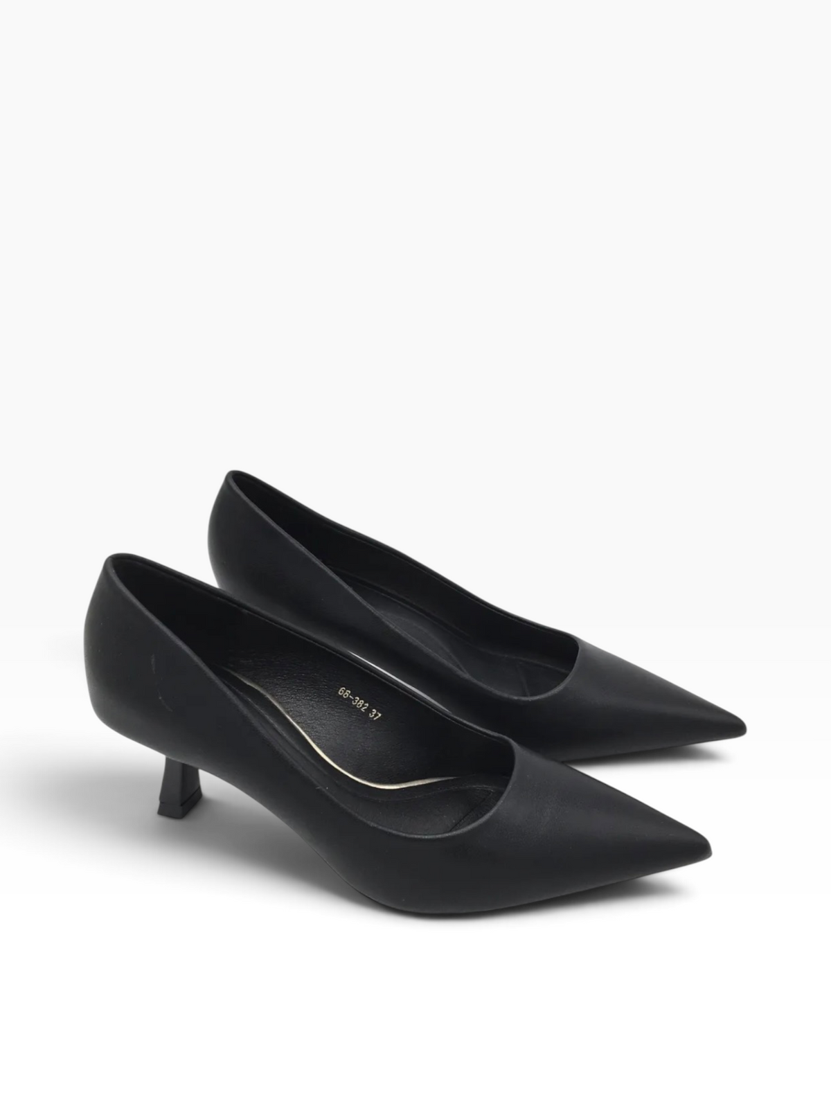 Bernadine zwarte lederlook pumps met spitse neus en elegante kittenheel