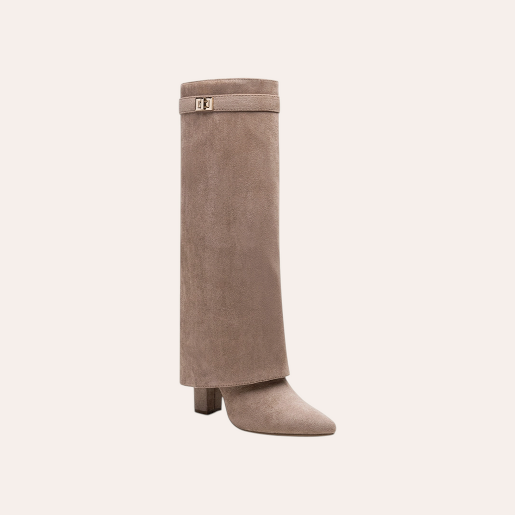 So and Ro - shoes and more - Aya beige omslaglaarzen met spitse neus, blokhak en stijlvol gespdetail aan de schacht.