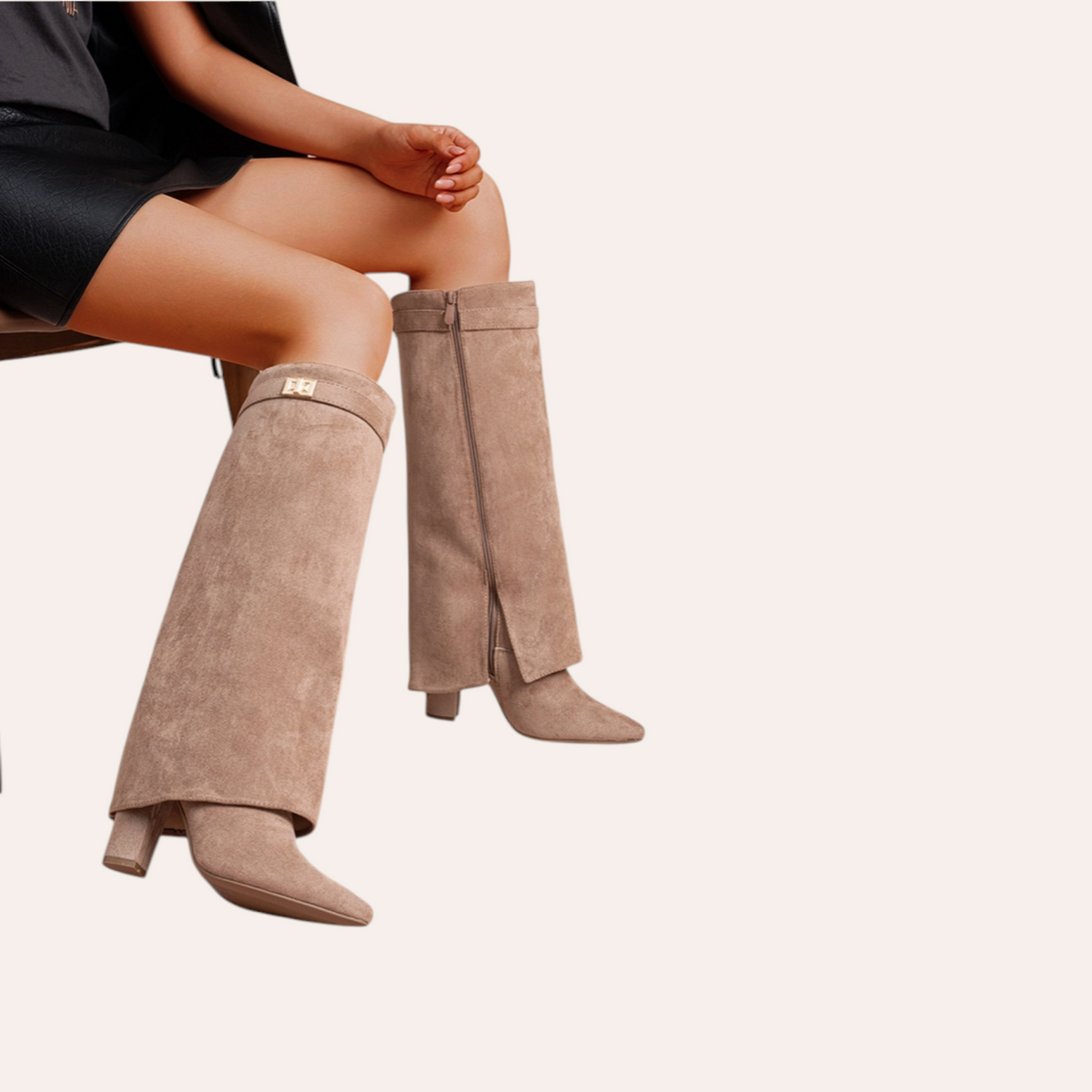 So and Ro - shoes and more - Aya beige omslaglaarzen met spitse neus, blokhak en opvallend gespdetail aan de schacht.