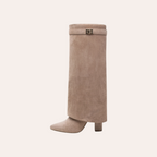 So and Ro - shoes and more - Aya beige omslaglaars met spitse neus, blokhak en decoratief gespdetail aan de schacht