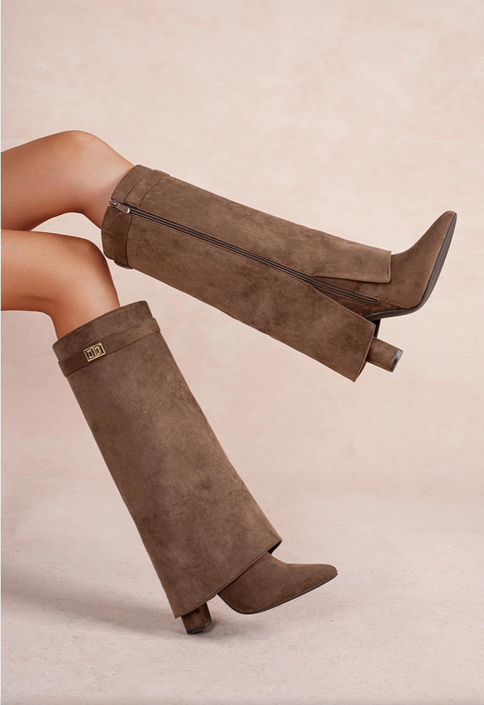 So and Ro - shoes and more - Aya bruine suède omslaglaarzen met spitse neus, blokhak en gespdetail